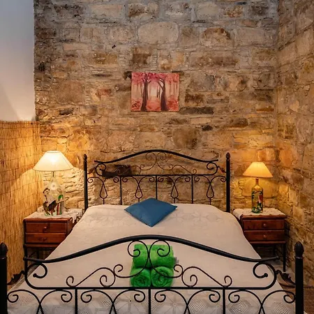 Constantias Stone Lófou